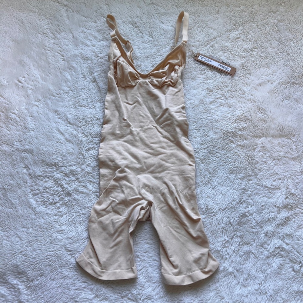 SKIMS Seamless Sculpt Mid Thigh Bodysuit Sand BD-MDT-3372 Women Small Nude Tummy